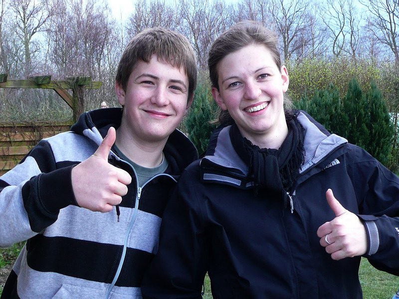 Johannes Fölster und Kristina Schwannecke freuen sich über die bestandene Theorie-Prüfung