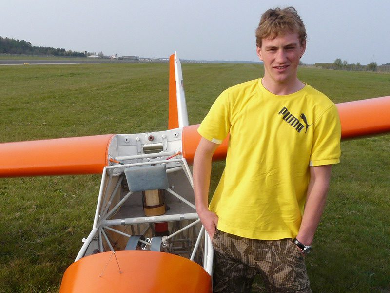 Carsten Thamm mit der Ka8 auf dem Flugplatz in Husum