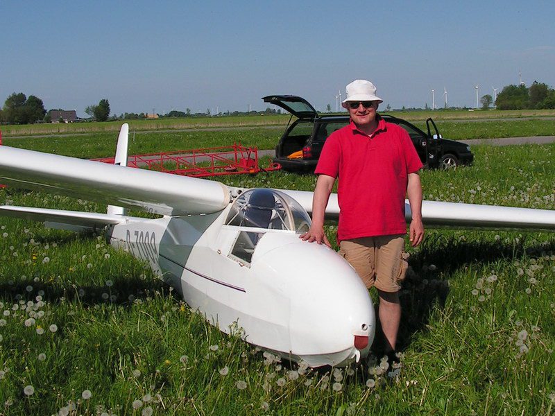 2008-05-12_uwe_01 Uwe Richter mit der Ka8 D-7009 auf dem Flugplatz Heide-Büsum