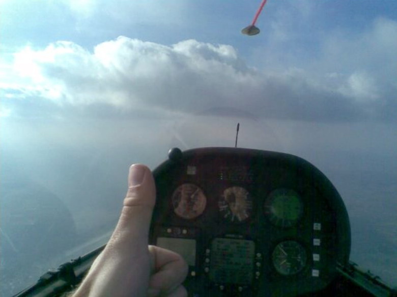 "Daumen hoch": Frerk Frommholz in einer LS-10 beim ersten Thermikflug der Saison