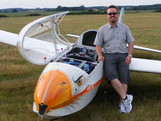 Sebastian Grimm mit der ASK 13 auf dem Flugplatz Waren / Vielist nach seiner A-Prüfung