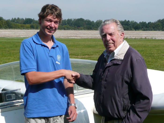 Prüfer Klaus Hahn gratuliert Markus Lentin zur bestandenen Prüfung für die Segelflug-Lizenz