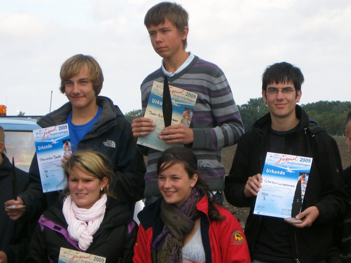 Alexander Dodel (oben links auf dem Treppchen) belegte Platz 2 beim Landes-Jugendvergleichsfliegen 2009 in Grube