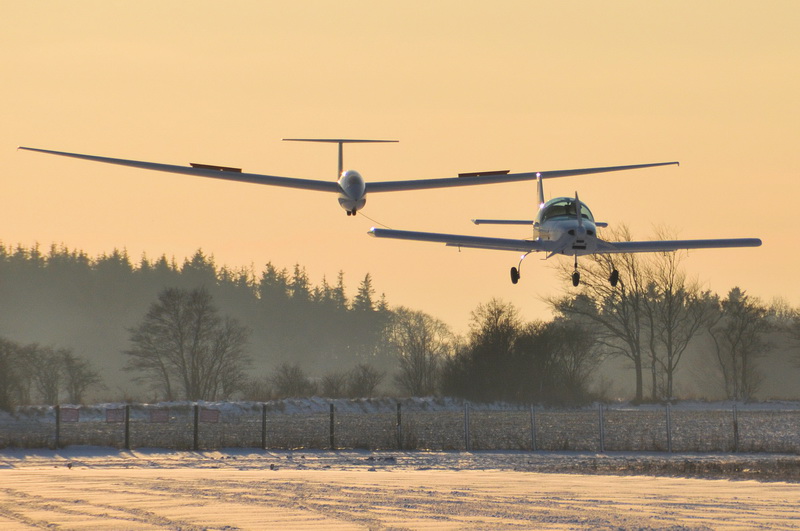2010-01-03_14-50-31 Landeanflug des Schleppzugs aus Breezer und ASK 21 zum Touch-and-Go