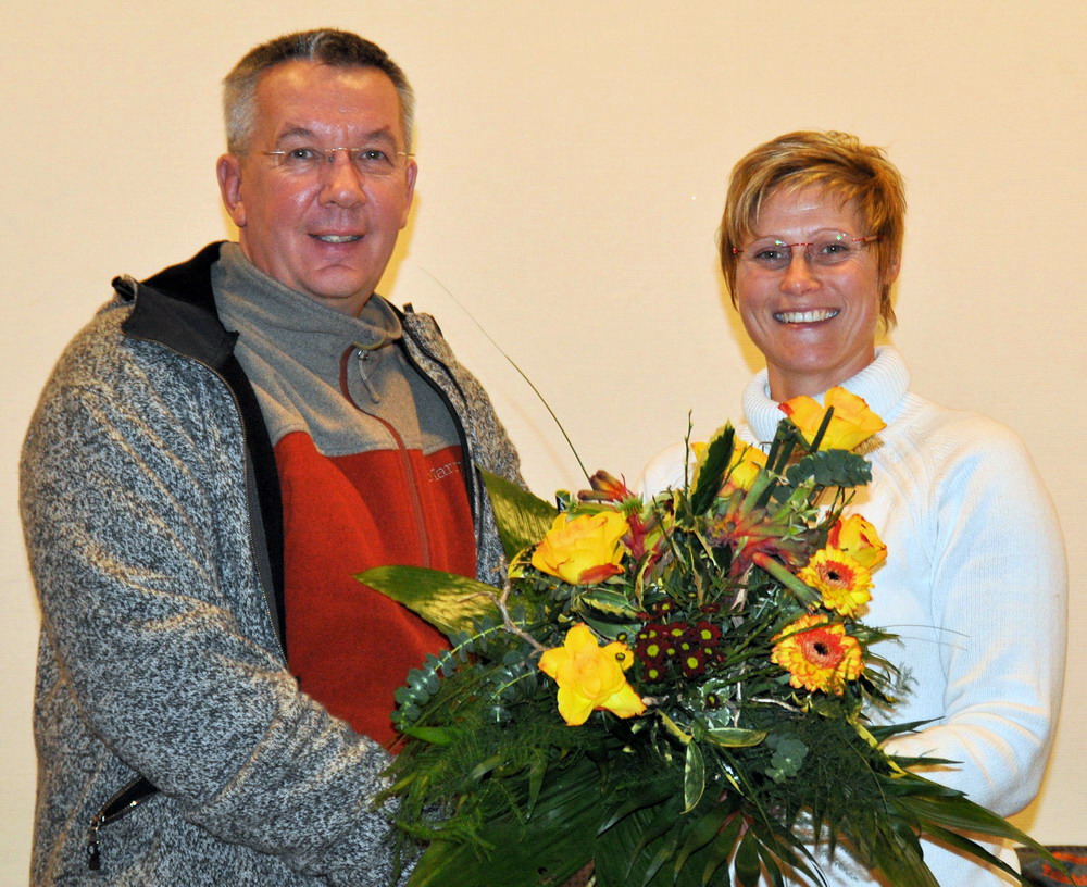 Der neue Vereinsvorsitzende Konrad Parloh bedankte sich bei seiner Vorgängerin Pamela Lohse mit einem Blumenstrauß.