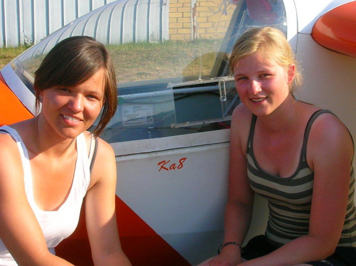 Nele Lendt und Jacqueline Heckendorf vor der Ka8, mit der sie ihre C-Prüfungen geflogen haben