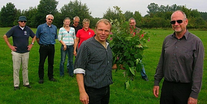 Frank Zimmermann (rechts) mit Fluglehrer Ralf Paech und Gratulanten aus dem Verein